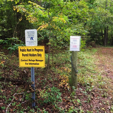 Hunt permit only sign